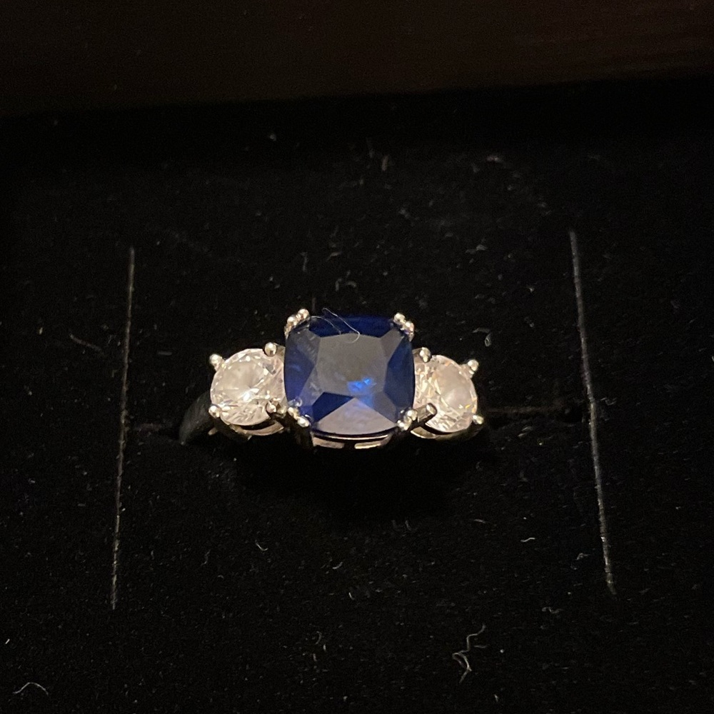 Beautiful sapphire and Diamond accent ring